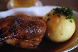 Duck with gravy and a knödl