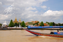 A boat going past Wat Phra Kaew temple