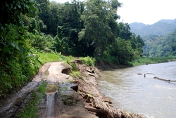The washed out road to Mae Ngao park