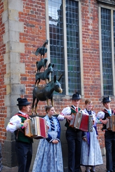 The Stadtmusikanter statue with band