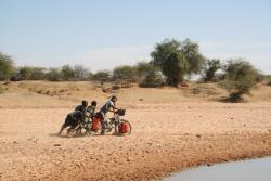 Help through the deep sand in Niger